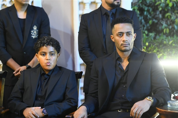 محمد سعد وعمرو سعد وميرفت أمين من بينهم ... نجوم الفن يقدمون واجب العزاء لمحمد رمضان في وفاة والده