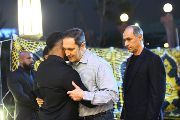 محمد سعد وعمرو سعد وميرفت أمين من بينهم ... نجوم الفن يقدمون واجب العزاء لمحمد رمضان في وفاة والده