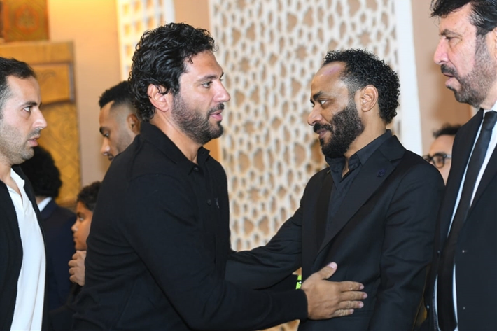 محمد سعد وعمرو سعد وميرفت أمين من بينهم ... نجوم الفن يقدمون واجب العزاء لمحمد رمضان في وفاة والده