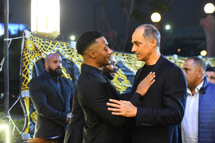 محمد سعد وعمرو سعد وميرفت أمين من بينهم ... نجوم الفن يقدمون واجب العزاء لمحمد رمضان في وفاة والده