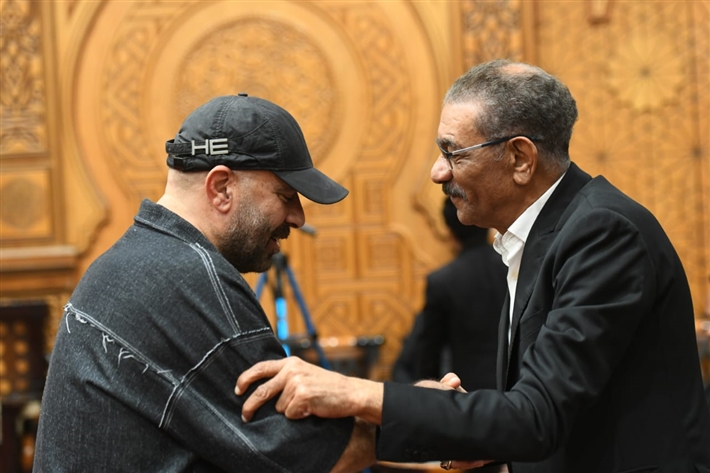 محمد سعد وعمرو سعد وميرفت أمين من بينهم ... نجوم الفن يقدمون واجب العزاء لمحمد رمضان في وفاة والده