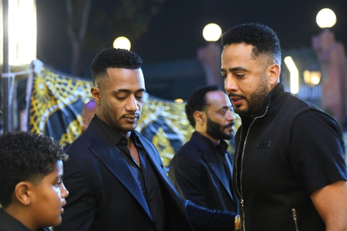 محمد سعد وعمرو سعد وميرفت أمين من بينهم ... نجوم الفن يقدمون واجب العزاء لمحمد رمضان في وفاة والده