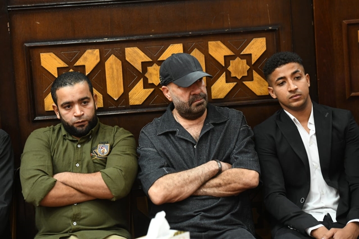 محمد سعد وعمرو سعد وميرفت أمين من بينهم ... نجوم الفن يقدمون واجب العزاء لمحمد رمضان في وفاة والده