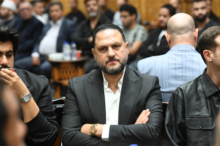 ياسر جلال وأحمد السقا وأحمد العوضي من بينهم ... محمد رمضان يستقبل عزاء والده من نجوم الفن