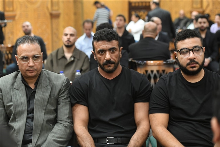 ياسر جلال وأحمد السقا وأحمد العوضي من بينهم ... محمد رمضان يستقبل عزاء والده من نجوم الفن