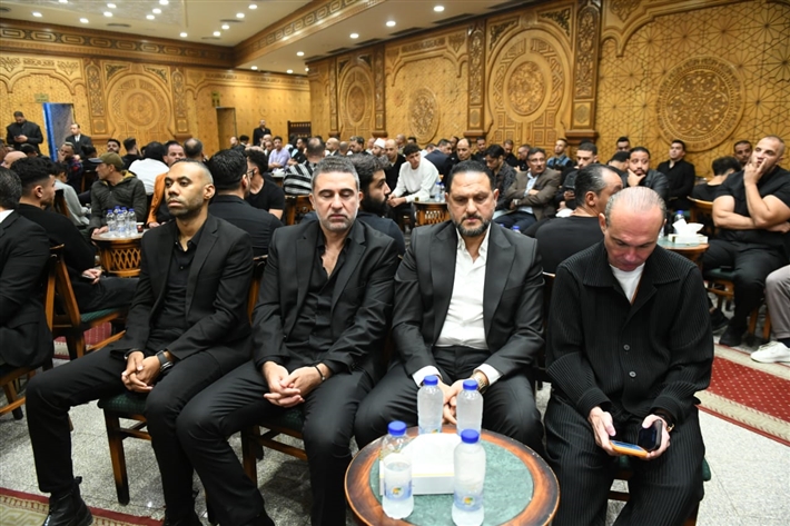 ياسر جلال وأحمد السقا وأحمد العوضي من بينهم ... محمد رمضان يستقبل عزاء والده من نجوم الفن