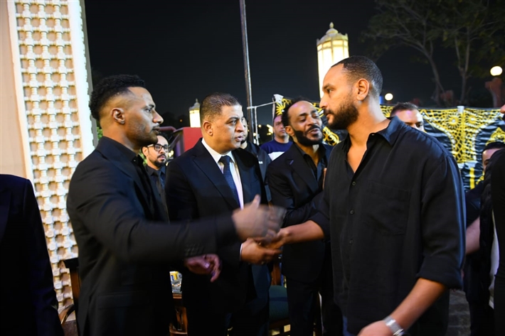 ياسر جلال وأحمد السقا وأحمد العوضي من بينهم ... محمد رمضان يستقبل عزاء والده من نجوم الفن