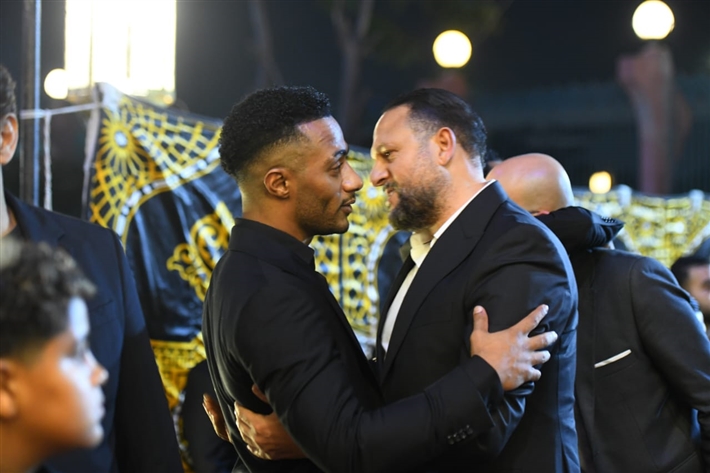 ياسر جلال وأحمد السقا وأحمد العوضي من بينهم ... محمد رمضان يستقبل عزاء والده من نجوم الفن