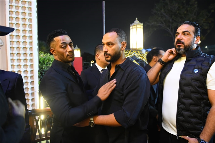 ياسر جلال وأحمد السقا وأحمد العوضي من بينهم ... محمد رمضان يستقبل عزاء والده من نجوم الفن