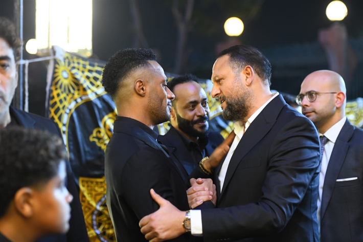 ياسر جلال وأحمد السقا وأحمد العوضي من بينهم ... محمد رمضان يستقبل عزاء والده من نجوم الفن
