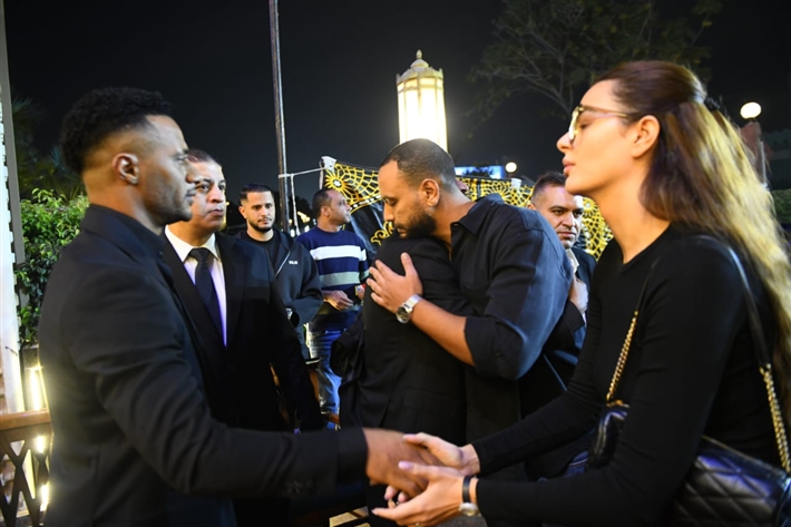 ياسر جلال وأحمد السقا وأحمد العوضي من بينهم ... محمد رمضان يستقبل عزاء والده من نجوم الفن