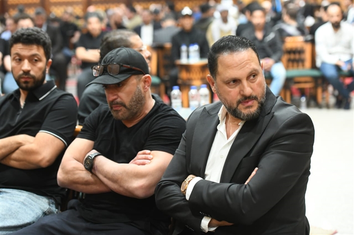 ياسر جلال وأحمد السقا وأحمد العوضي من بينهم ... محمد رمضان يستقبل عزاء والده من نجوم الفن