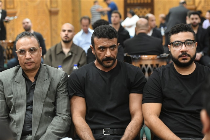 ياسر جلال وأحمد السقا وأحمد العوضي من بينهم ... محمد رمضان يستقبل عزاء والده من نجوم الفن