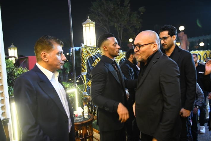ياسر جلال وأحمد السقا وأحمد العوضي من بينهم ... محمد رمضان يستقبل عزاء والده من نجوم الفن