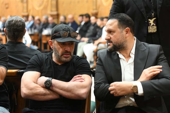 ياسر جلال وأحمد السقا وأحمد العوضي من بينهم ... محمد رمضان يستقبل عزاء والده من نجوم الفن