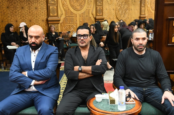 ياسر جلال وأحمد السقا وأحمد العوضي من بينهم ... محمد رمضان يستقبل عزاء والده من نجوم الفن