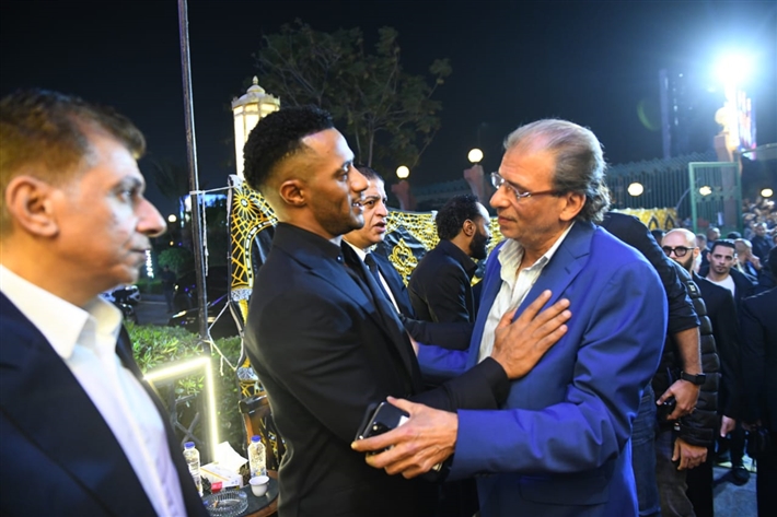 ياسر جلال وأحمد السقا وأحمد العوضي من بينهم ... محمد رمضان يستقبل عزاء والده من نجوم الفن