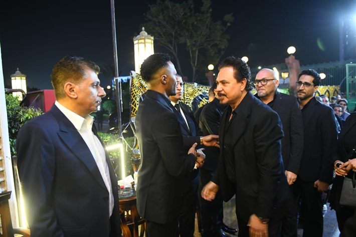 ياسر جلال وأحمد السقا وأحمد العوضي من بينهم ... محمد رمضان يستقبل عزاء والده من نجوم الفن