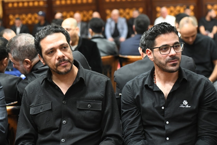 ياسر جلال وأحمد السقا وأحمد العوضي من بينهم ... محمد رمضان يستقبل عزاء والده من نجوم الفن
