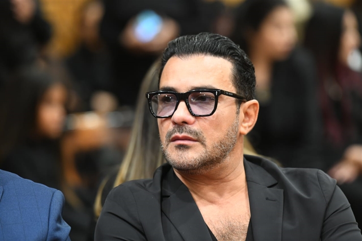 ياسر جلال وأحمد السقا وأحمد العوضي من بينهم ... محمد رمضان يستقبل عزاء والده من نجوم الفن