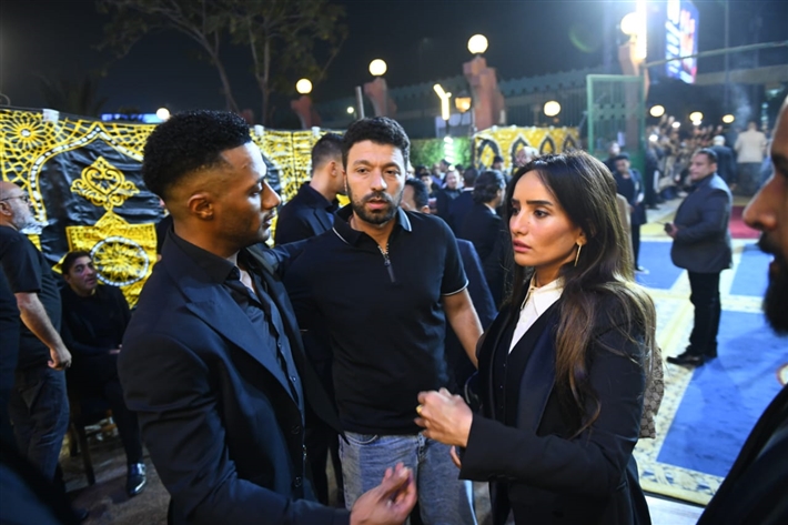 ياسر جلال وأحمد السقا وأحمد العوضي من بينهم ... محمد رمضان يستقبل عزاء والده من نجوم الفن