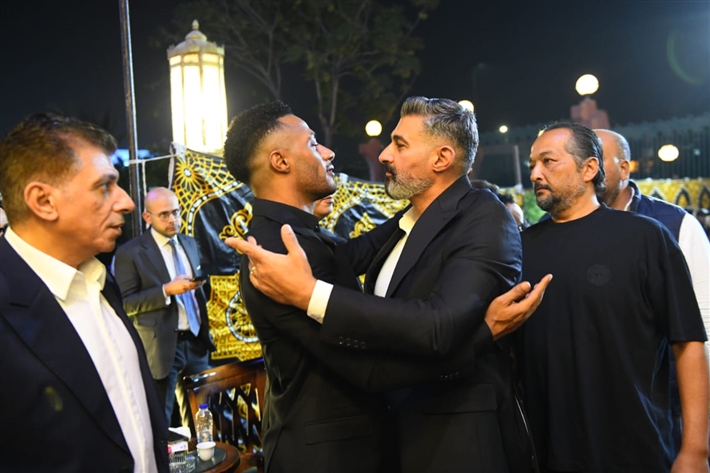ياسر جلال وأحمد السقا وأحمد العوضي من بينهم ... محمد رمضان يستقبل عزاء والده من نجوم الفن