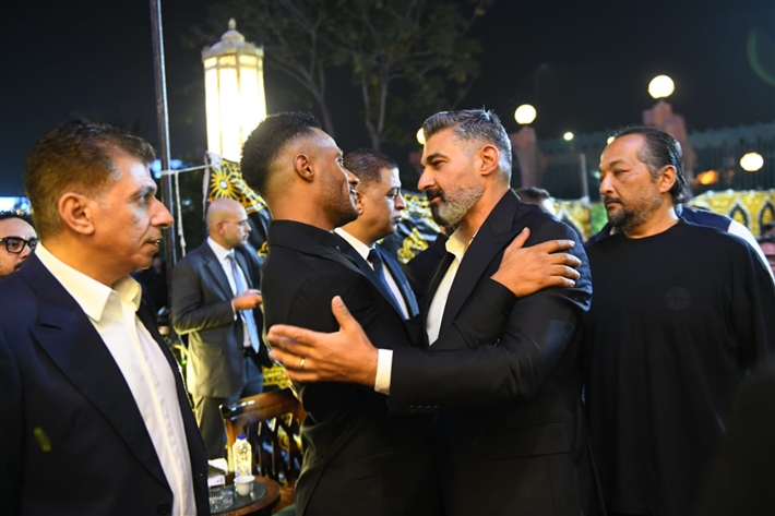ياسر جلال وأحمد السقا وأحمد العوضي من بينهم ... محمد رمضان يستقبل عزاء والده من نجوم الفن