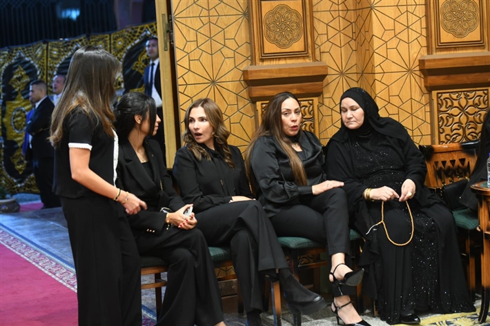 ياسر جلال وأحمد السقا وأحمد العوضي من بينهم ... محمد رمضان يستقبل عزاء والده من نجوم الفن