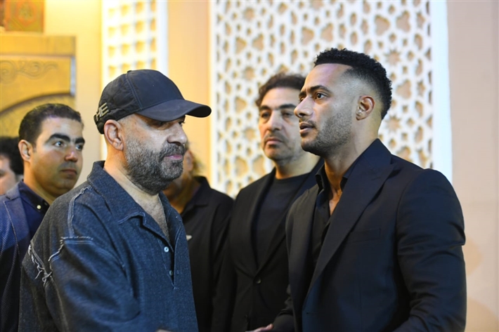 ياسر جلال وأحمد السقا وأحمد العوضي من بينهم ... محمد رمضان يستقبل عزاء والده من نجوم الفن