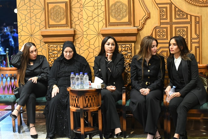 ياسر جلال وأحمد السقا وأحمد العوضي من بينهم ... محمد رمضان يستقبل عزاء والده من نجوم الفن