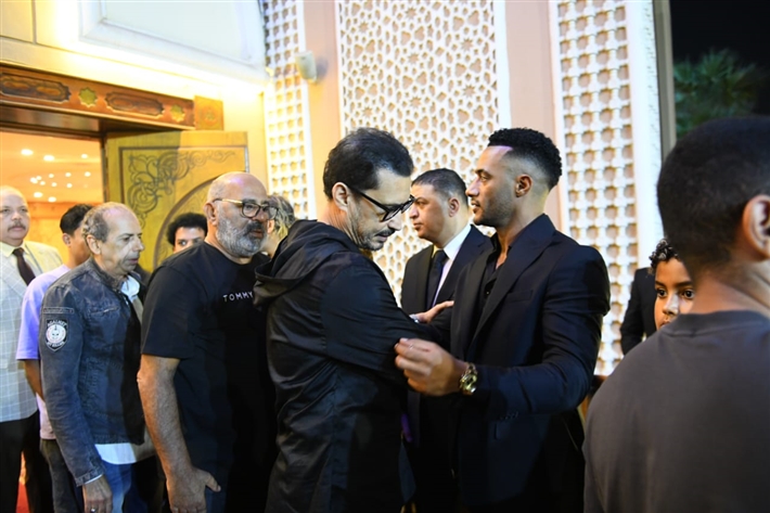 ياسر جلال وأحمد السقا وأحمد العوضي من بينهم ... محمد رمضان يستقبل عزاء والده من نجوم الفن