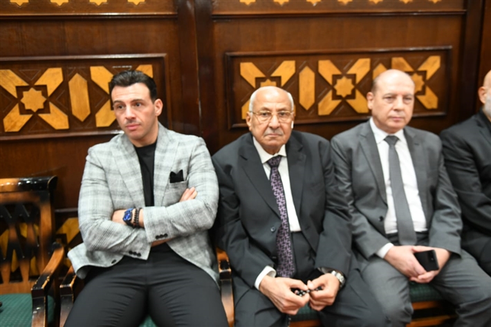 ياسر جلال وأحمد السقا وأحمد العوضي من بينهم ... محمد رمضان يستقبل عزاء والده من نجوم الفن