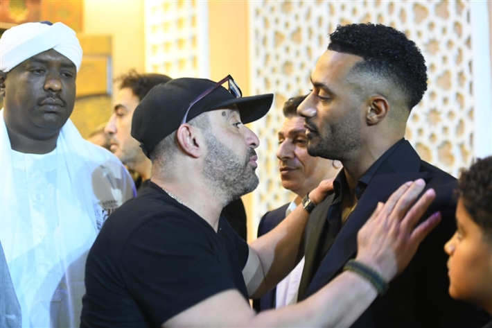 ياسر جلال وأحمد السقا وأحمد العوضي من بينهم ... محمد رمضان يستقبل عزاء والده من نجوم الفن