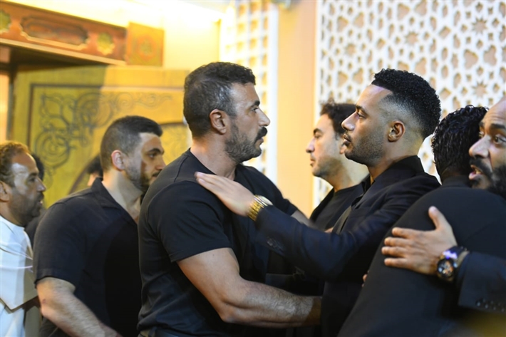 ياسر جلال وأحمد السقا وأحمد العوضي من بينهم ... محمد رمضان يستقبل عزاء والده من نجوم الفن