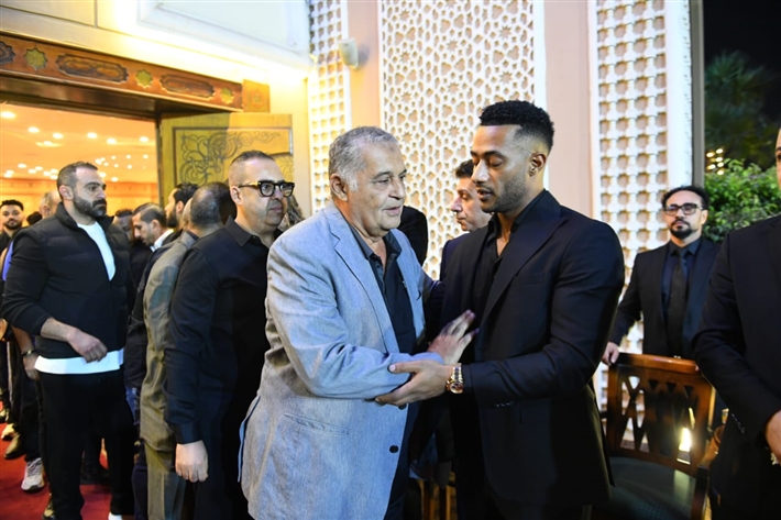 ياسر جلال وأحمد السقا وأحمد العوضي من بينهم ... محمد رمضان يستقبل عزاء والده من نجوم الفن