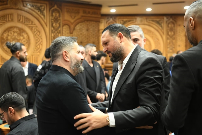 ياسر جلال وأحمد السقا وأحمد العوضي من بينهم ... محمد رمضان يستقبل عزاء والده من نجوم الفن