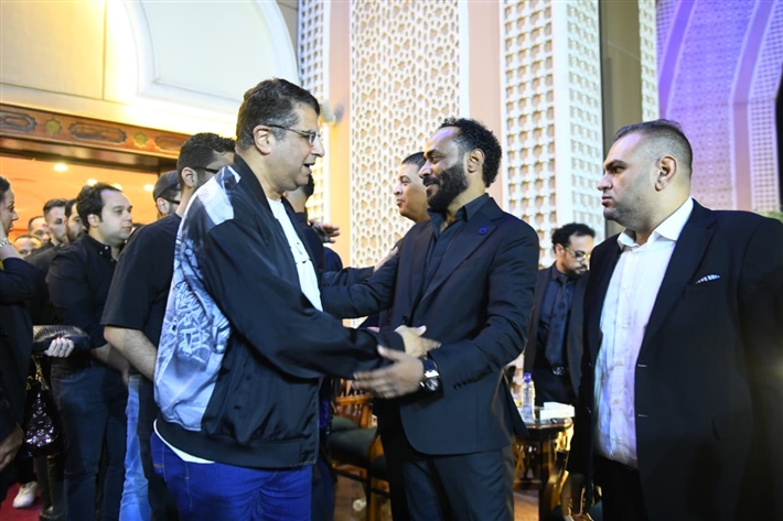 ياسر جلال وأحمد السقا وأحمد العوضي من بينهم ... محمد رمضان يستقبل عزاء والده من نجوم الفن
