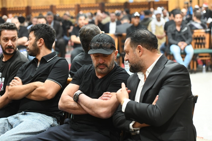 ياسر جلال وأحمد السقا وأحمد العوضي من بينهم ... محمد رمضان يستقبل عزاء والده من نجوم الفن