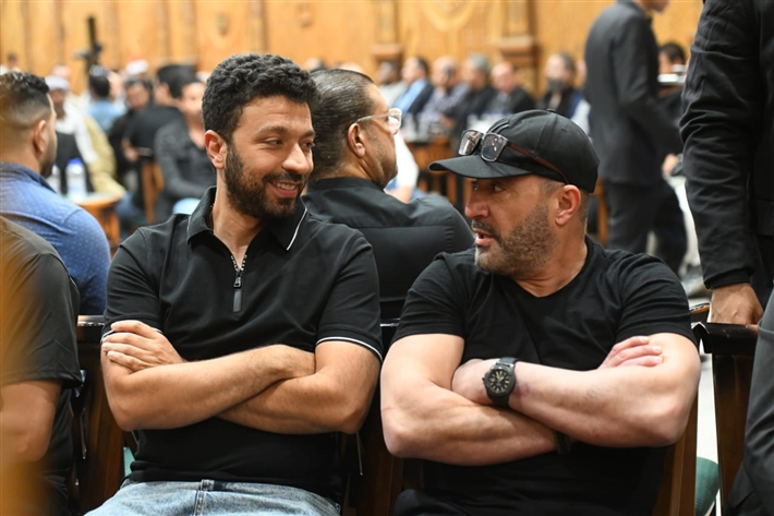 ياسر جلال وأحمد السقا وأحمد العوضي من بينهم ... محمد رمضان يستقبل عزاء والده من نجوم الفن