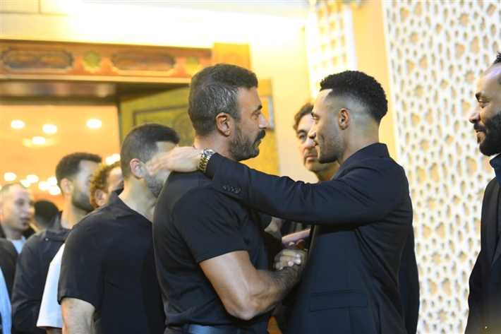 ياسر جلال وأحمد السقا وأحمد العوضي من بينهم ... محمد رمضان يستقبل عزاء والده من نجوم الفن