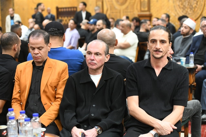 ياسر جلال وأحمد السقا وأحمد العوضي من بينهم ... محمد رمضان يستقبل عزاء والده من نجوم الفن