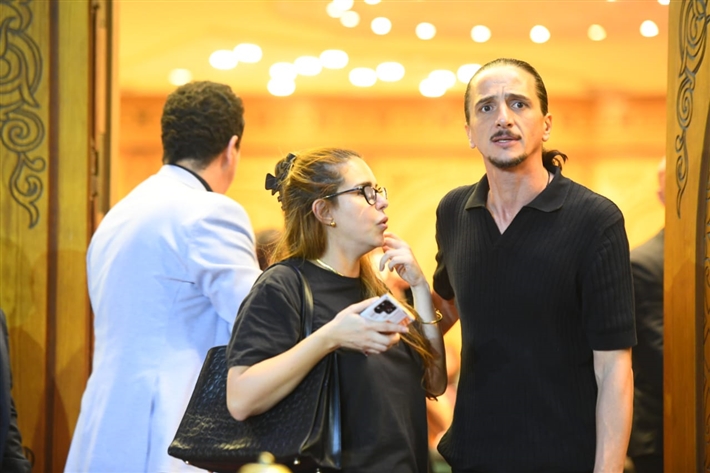 ياسر جلال وأحمد السقا وأحمد العوضي من بينهم ... محمد رمضان يستقبل عزاء والده من نجوم الفن