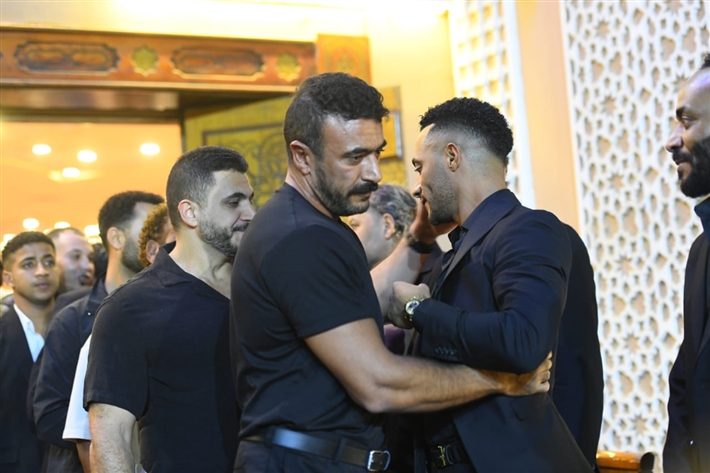 ياسر جلال وأحمد السقا وأحمد العوضي من بينهم ... محمد رمضان يستقبل عزاء والده من نجوم الفن