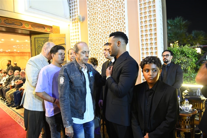 ياسر جلال وأحمد السقا وأحمد العوضي من بينهم ... محمد رمضان يستقبل عزاء والده من نجوم الفن