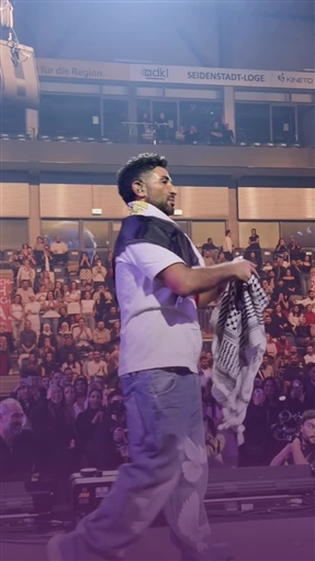 معركة كلامية بين أحمد سعد والناقدة ماجدة خير الله بعد انتقادها وضعه الكوفية الفلسطينية فوق علم مصر: بتشبه مصر وفلسطين بالأهلي والزمالك