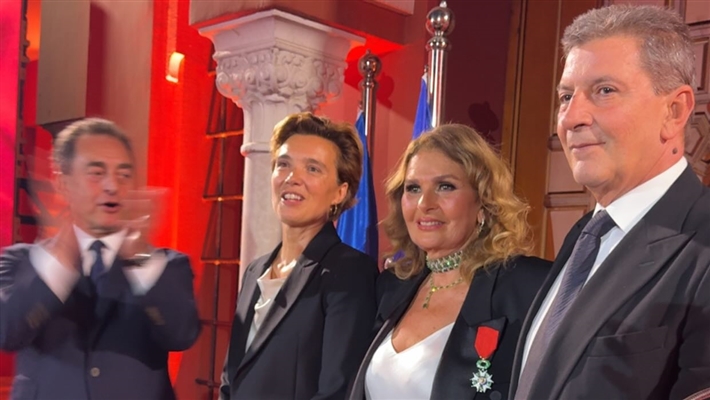 سفير فرنسا يكرم يسرا بوسام فارس جوقة بحضور زوجها وريهام حجاج وكندة علوش وإلهام شاهين والنجوم