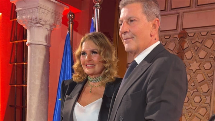 سفير فرنسا يكرم يسرا بوسام فارس جوقة بحضور زوجها وريهام حجاج وكندة علوش وإلهام شاهين والنجوم