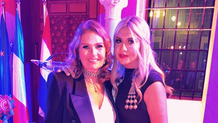 سفير فرنسا يكرم يسرا بوسام فارس جوقة بحضور زوجها وريهام حجاج وكندة علوش وإلهام شاهين والنجوم