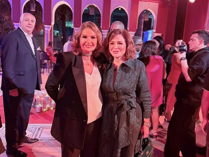 سفير فرنسا يكرم يسرا بوسام فارس جوقة بحضور زوجها وريهام حجاج وكندة علوش وإلهام شاهين والنجوم