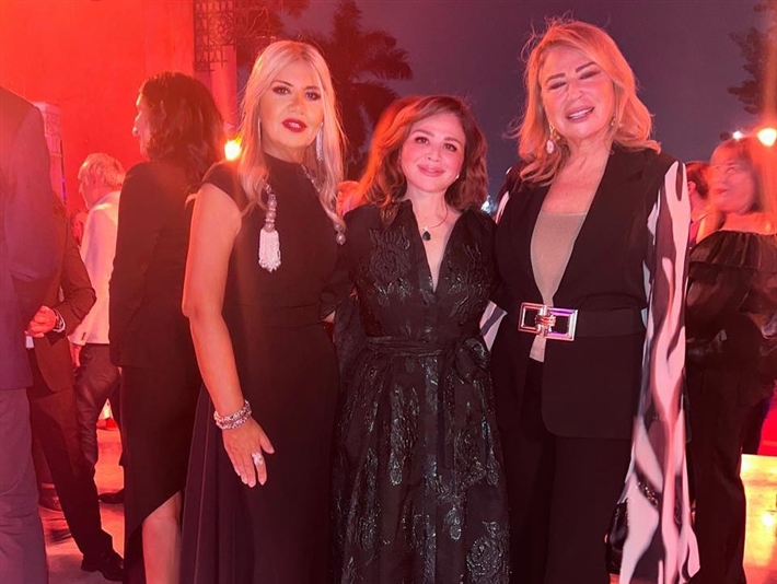 سفير فرنسا يكرم يسرا بوسام فارس جوقة بحضور زوجها وريهام حجاج وكندة علوش وإلهام شاهين والنجوم